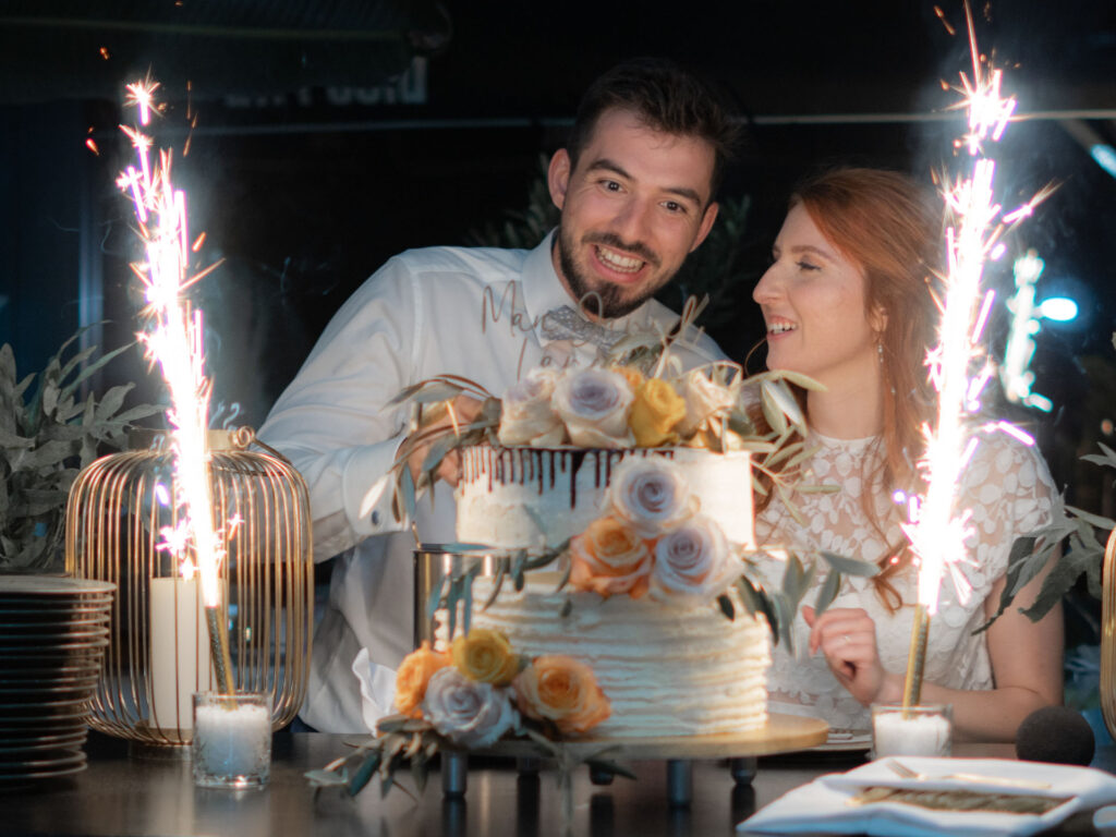 Hochzeitsfotograf Mauer_Brautpaar schneidet Hochzeitstorte an_006