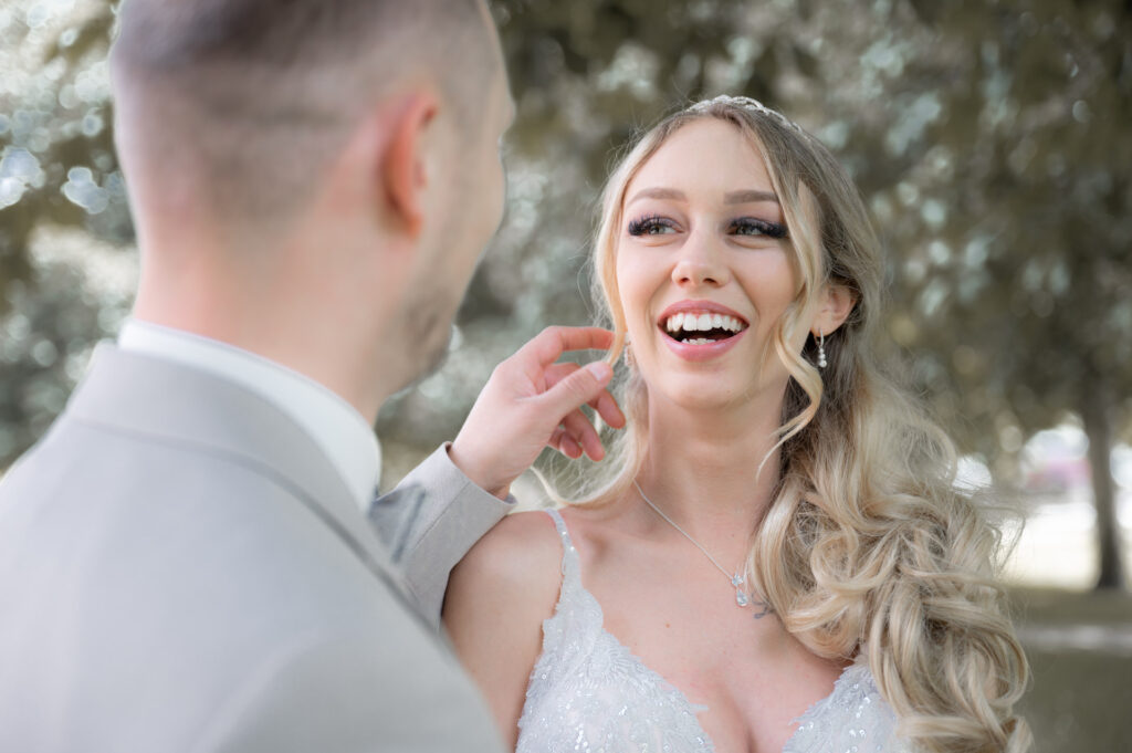 Hochzeitsfotograf Mauer_Brautpaarshooting Braeutigam spielt mit Haaren der Braut_001