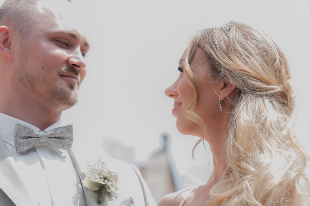 Hochzeitsfotograf Mauer_Brautpaarshooting Braut und Braeutigam schauen sich an_005