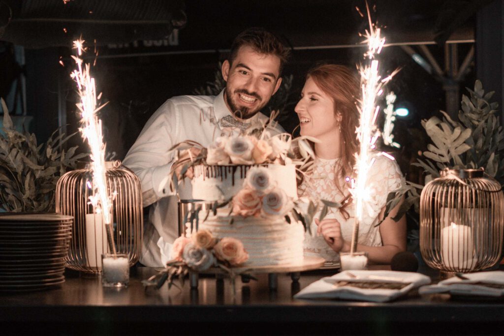 Hochzeitsfotograf Heidelberg - Hochzeitstorte anschneiden v250604