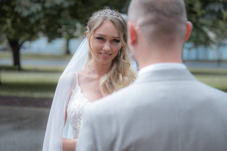 Hochzeitsfotograf Heidelberg - Brautpaar beim FirstLook - v250604