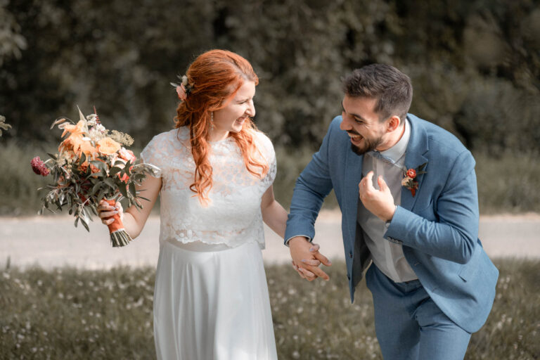 Hochzeitsfotograf Heidelberg - BrautpaarShooting Brautpaar laeuft v250604