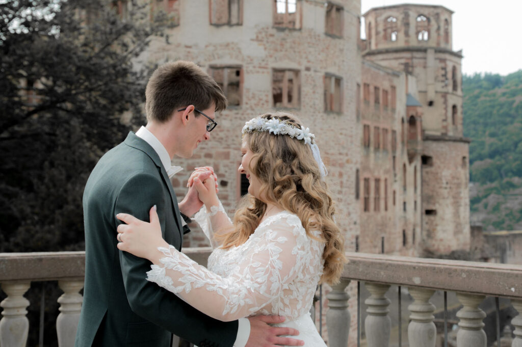 Hochzeitsfotograf Heidelberg_Brautpaar tanzt im Schlossgarten Heidelberg_048