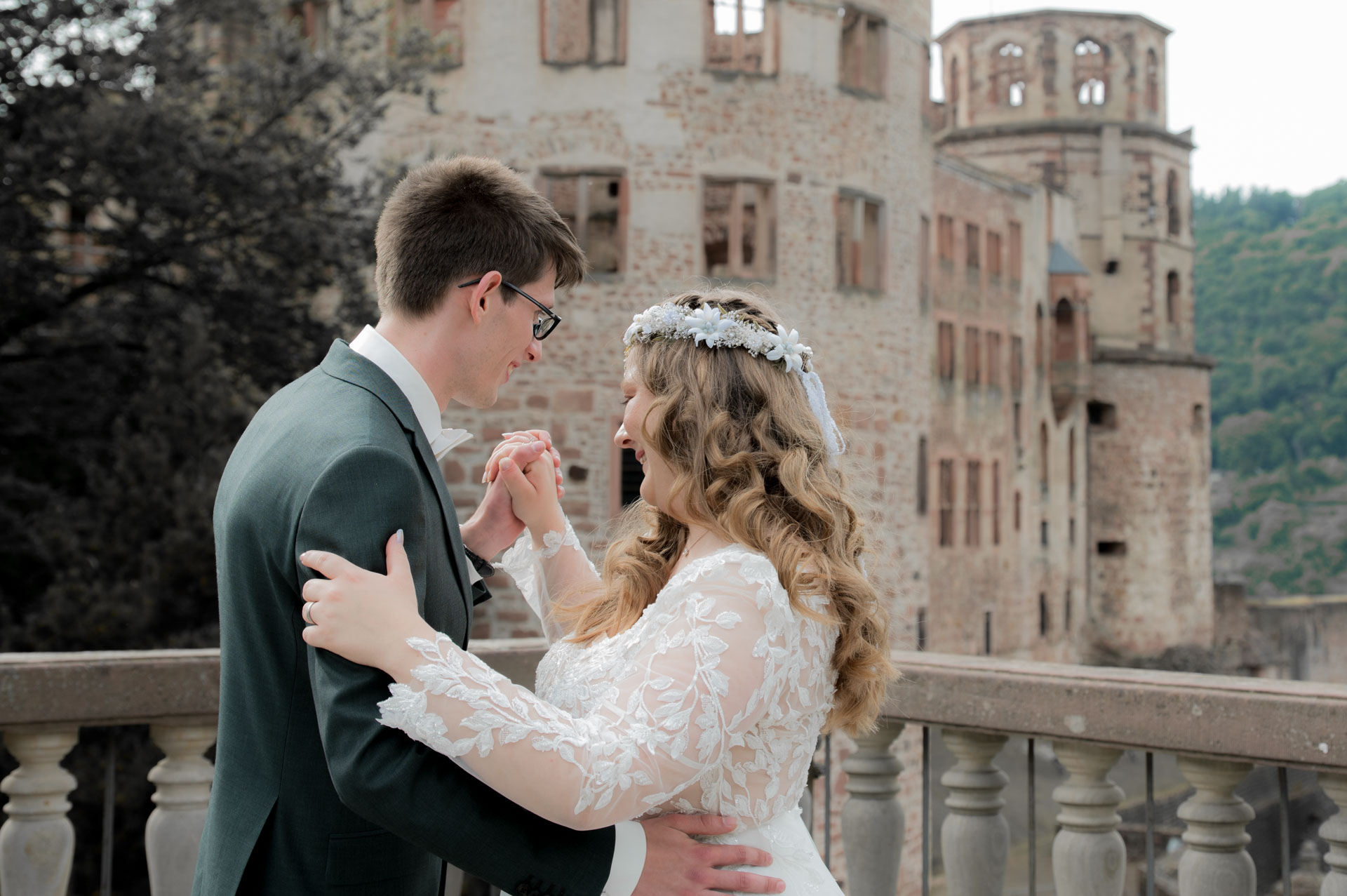Hochzeitsfotograf Heidelberg_Brautpaar tanzt im Schlossgarten Heidelberg_048
