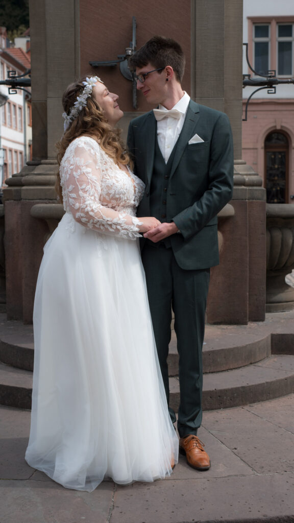 Hochzeitsfotograf Heidelberg_Brautpaar vor Brunnen am Kornmarkt in Heidelberg_007