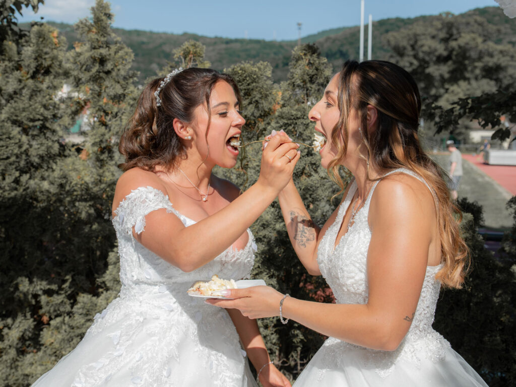 Hochzeitsfotograf-Heidelberg-Hochzeitstorte-teilen