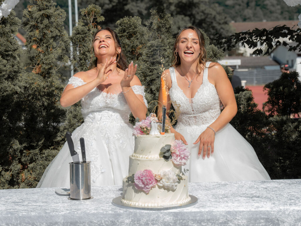 Hochzeitsfotograf-Heidelberg-Vorfreude-vor-der-Hochzeitstorte