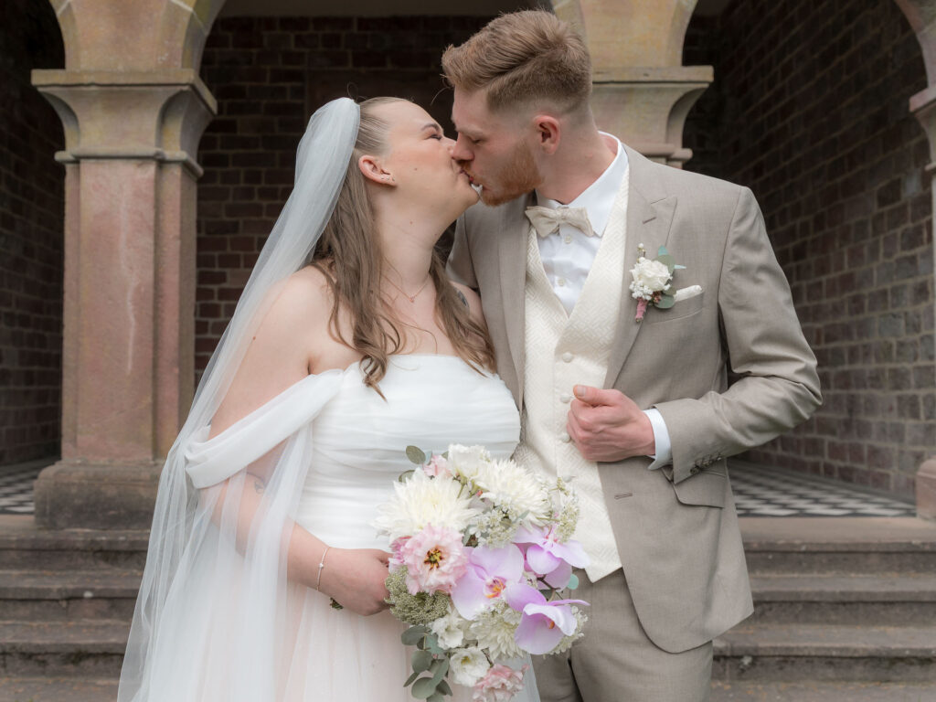 Kuss beim First look