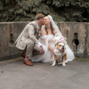 Brautpaarshooting mit Hund in der Hocke