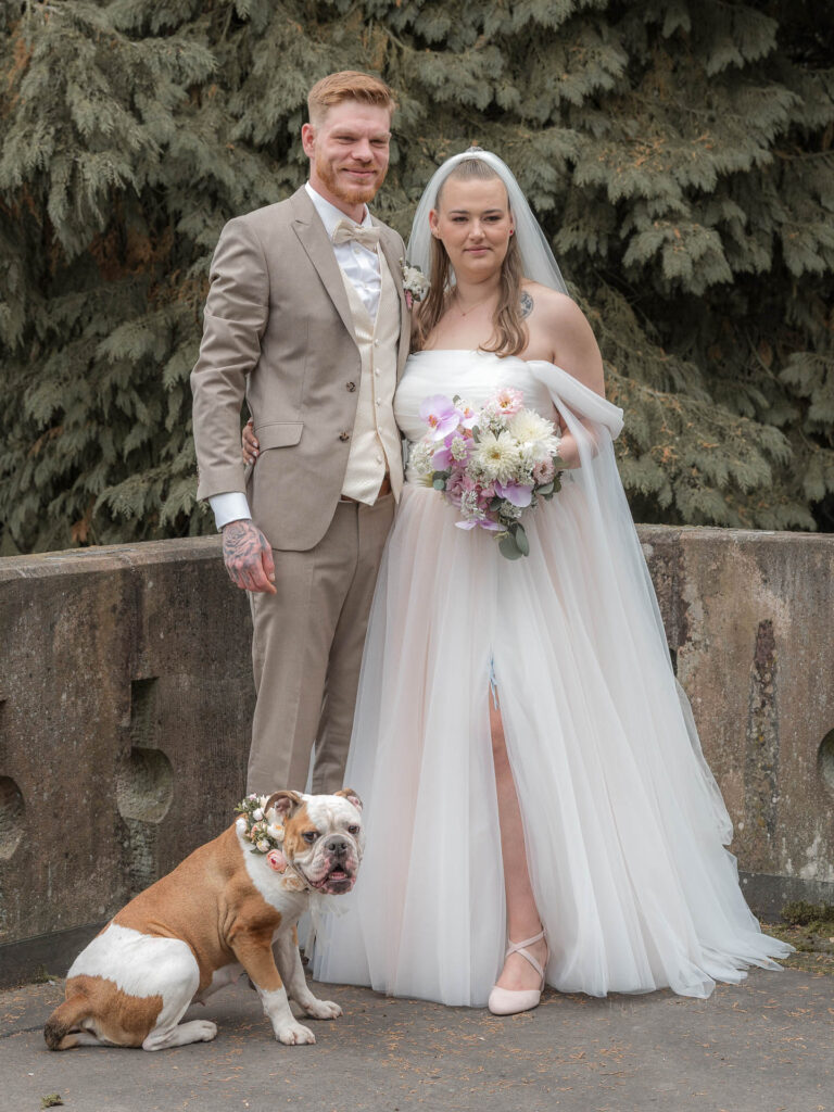 Brautpaarshooting mit Hund - Brautpaar stehend