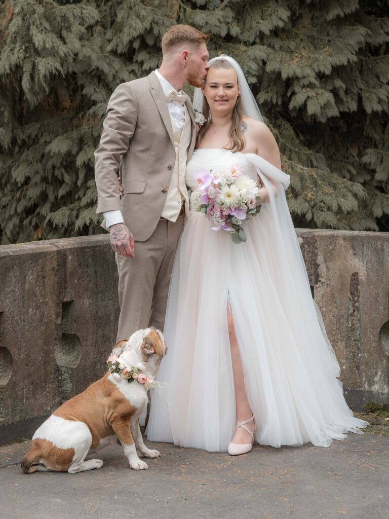 Brautpaarshooting mit Hund - Brautpaar stehend