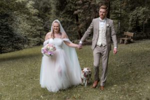 Brautpaarshooting - Paar läuft