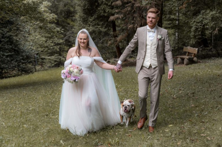 Brautpaarshooting - Paar läuft