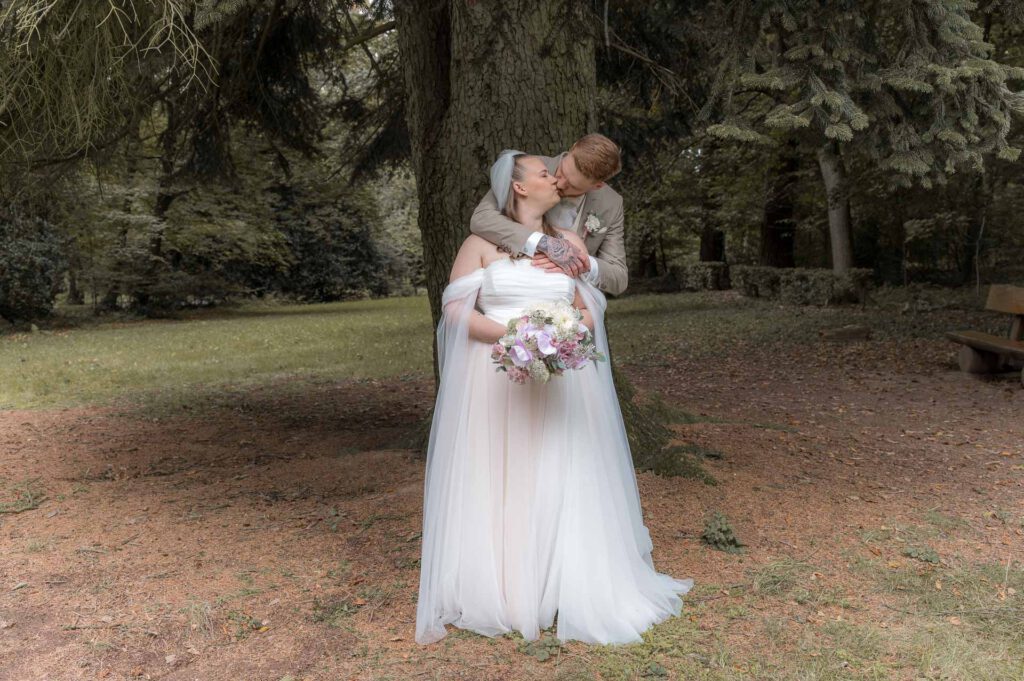 Brautpaarshooting - Braut lehnt sich an