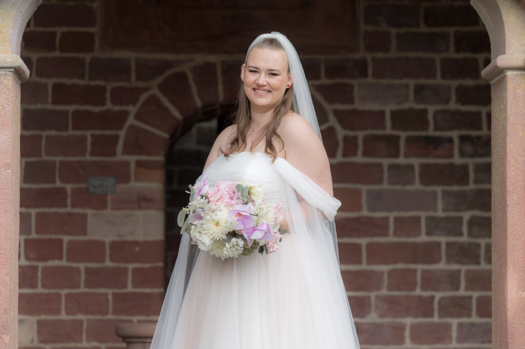 Brautpaarshooting - Braut strahlt