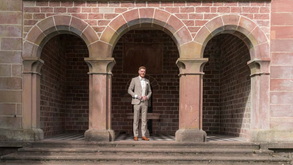 Der Bräutigam wartet auf seine Braut