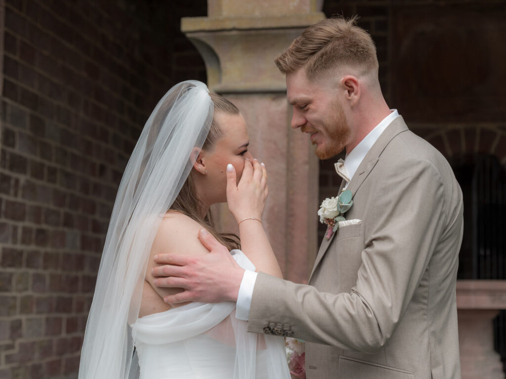 First Look. Die Braut wischt eine Träne ab.