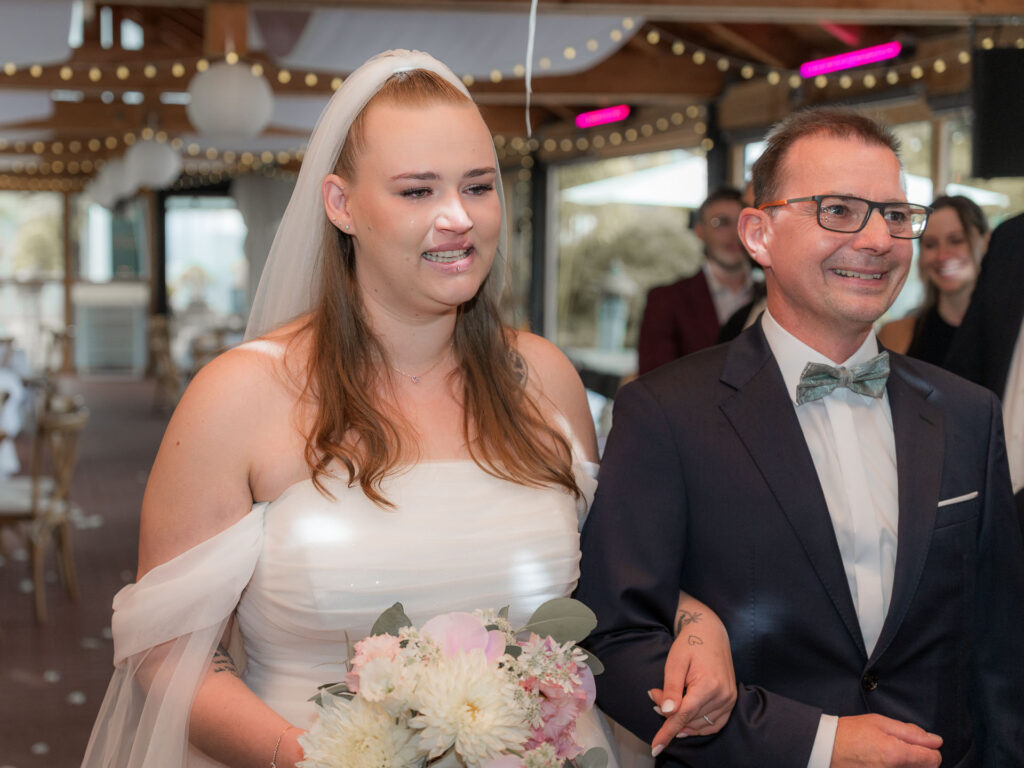 Braut zieht mit Papa ein