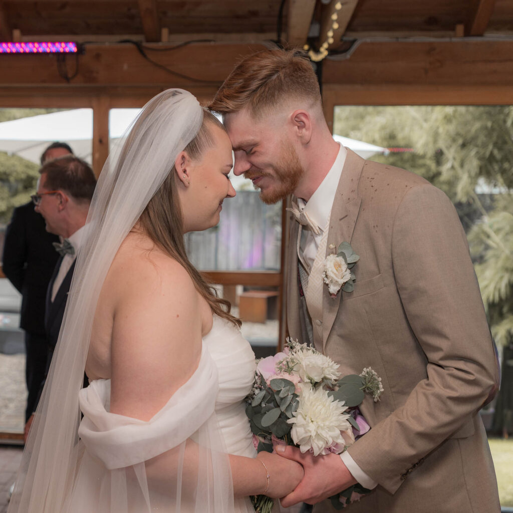 Braut und Bräutigam innig