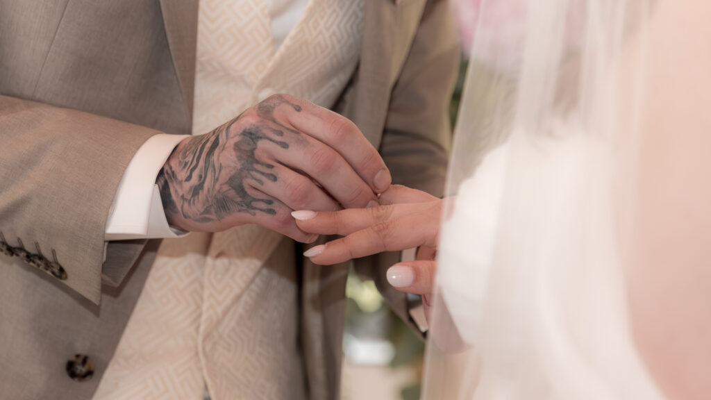 Bräutigam steckt den Ring an