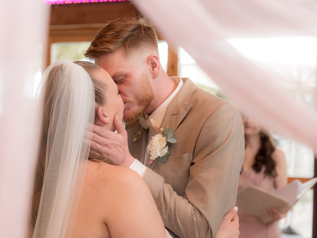 Sie dürfen sich jetzt küssen