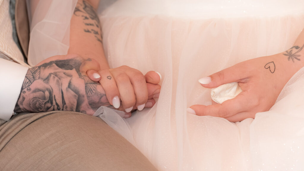 Vertraute, getraute Hände halten