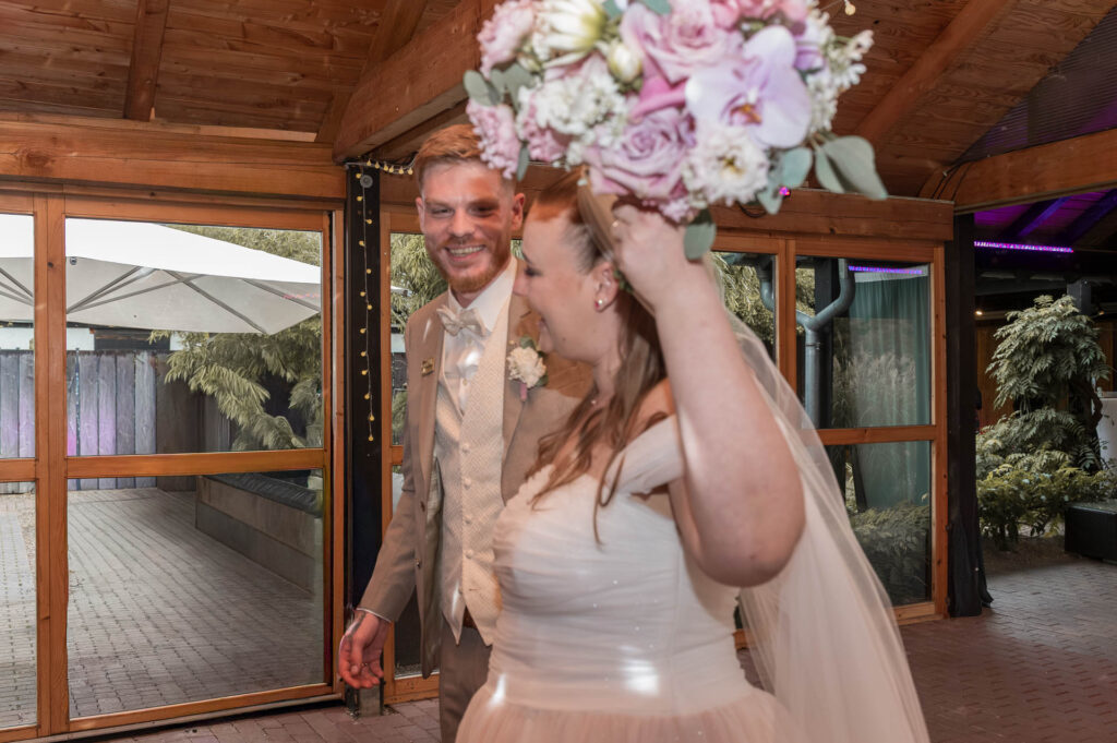 Auszug des jubelnden Paars