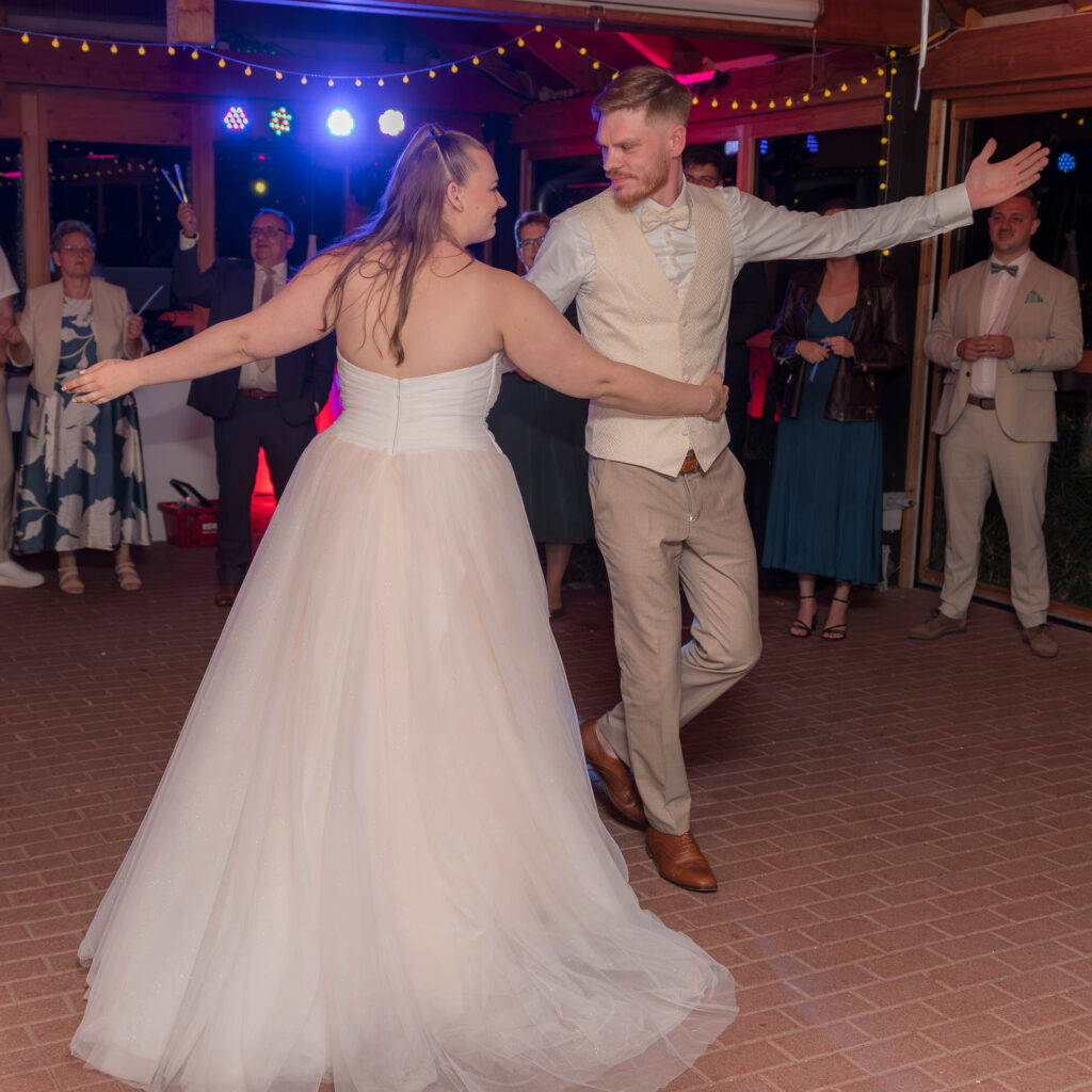 Hochzeitstanz voller gegenseitiger Verehrung