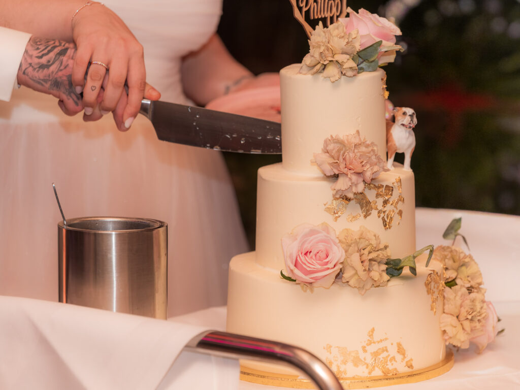 Hochzeitstorte: Wir schneiden sie an!