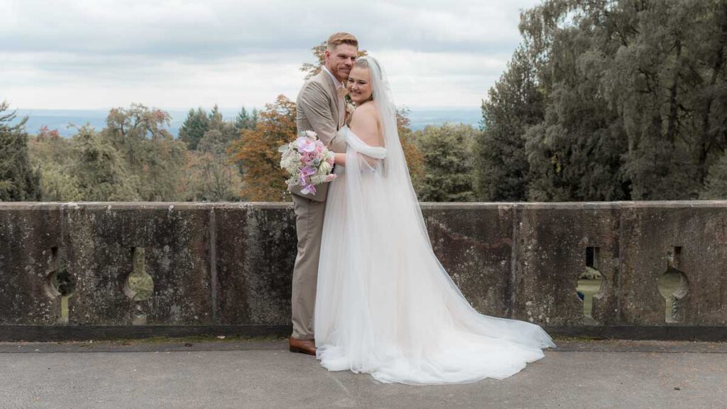 Brautpaarshooting vor großer Kulisse