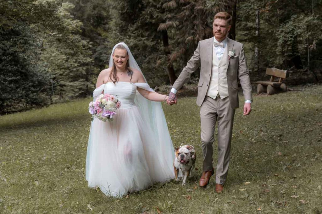 Brautpaarshooting - Paar läuft